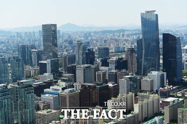 환율 변동성이 확대되면서 금융당국이 증권사들의 해외투자 마케팅에 속도 조절을 주문했다. /더팩트DB