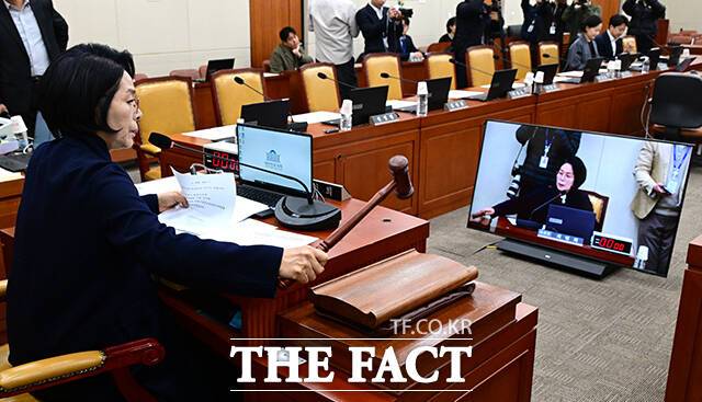 23일 오전 서울 여의도 국회에서 열린 과학기술정보방송통신위원회 전체회의에서 최민희 위원장이 의사봉을 두드리고 있다. /국회=남윤호 기자