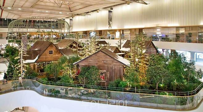 현대백화점 더현대 서울 5층 사운즈 포레스트에 조성된 해리의 크리스마스 공방 전경/사진- 현대백화점