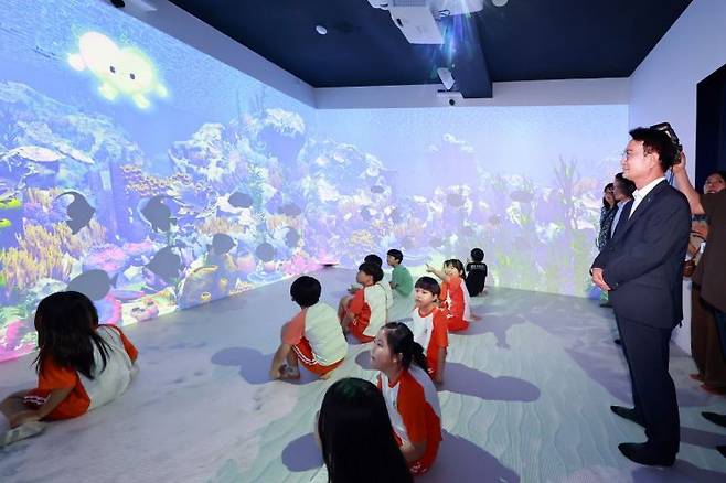 사천시어린이도서관 XR 실감형 프로그램 시연회 현장 사진.