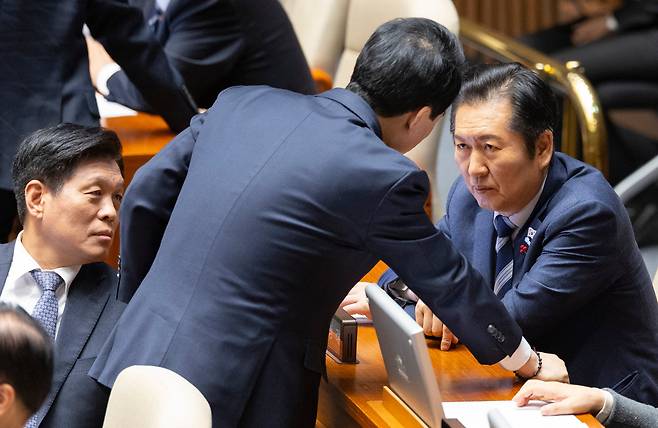 더불어민주당 정청래 대표가 22일 국회에서 열린 12월 임시국회 본회의 도중 박수현 수석대변인과 대화하고 있다. /연합뉴스