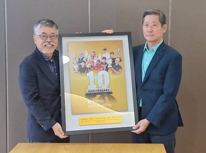 김원섭(왼쪽) KPGA 회장이 지난 9월 현대해상 최경주 인비테이셔널의 10년 동행을 기념하는 감사패를 정몽윤 현대해상 회장에게 전달하고 있다./현대해상 제공
