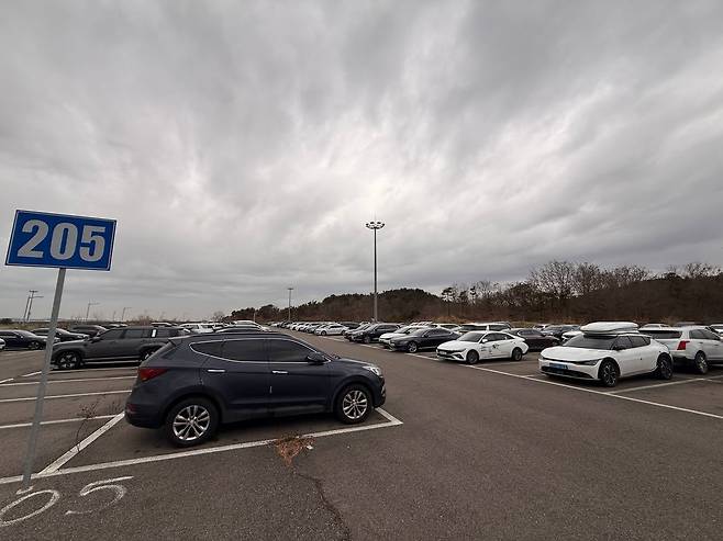 23일 인천 중구 인천국제공항 제1여객터미널에서 차량으로 4~5㎞ 떨어진 주차대행 서비스 신규 접수·인도장 모습. /이호준 기자