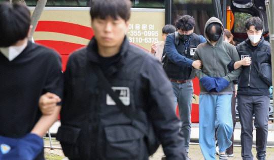 사기 혐의를 받는 캄보디아 송환 피의자들. 연합뉴스