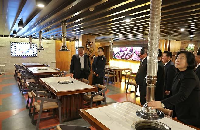 북한 노동당 기관지 노동신문은 23일 “위대한 당중앙의 직접적인 발기와 정력적인 영도에 의하여 우리 나라 북부산간도시의 전형으로, 특색있는 사계절산악관광지로 자기의 매력적인 모습을 더욱 일신해가는 삼지연시에 현대적인 호텔들이 새로 일떠서 준공하였다”고 보도했다. (평양 노동신문=뉴스1)