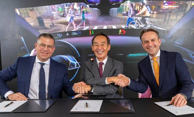 마티아스 미드라이히(왼쪽부터) 독일 ZF 최고경영자(CEO), 손영권 하만 이사회 의장, 크리스천 소봇카 하만 CEO 겸 오토모티브 부문 사장이 23일 독일 ZF의 첨단운전자보조시스템(ADAS) 사업부 인수 계약 체결 후 악수를 하고 있다. 삼성전자 제공