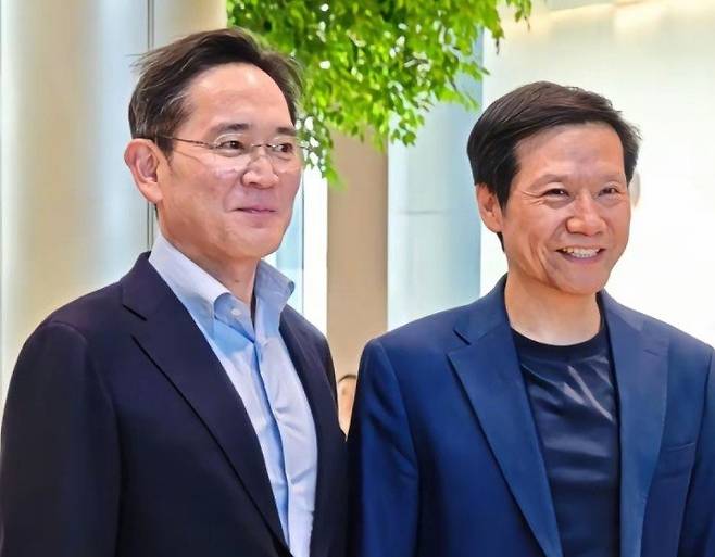 이재용 삼성전자 회장(왼쪽)이 지난 3월 22일 중국 베이징 샤오미 전기차 공장에서 레이 쥔 샤오미 회장을 만나 기념촬영을 하고 있다. 중국 샤오미 웨이보 캡처