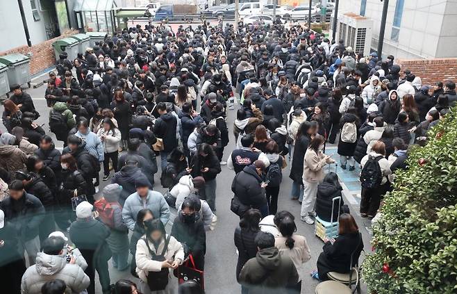 크리스마스를 이틀 앞두고 딸기시루가 출시된 23일 대전 중구 성심당 일대에 빵을 사려는 고객들이 차례를 기다리고 있다. /사진=뉴스1