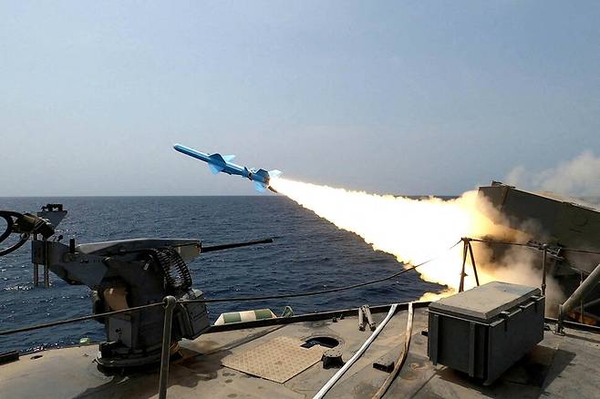 지난 8월20일(현지시각) 이란 해군이 미사일 발사 훈련을 하는 모습. 로이터 WANA 연합뉴스