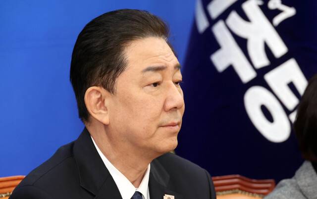 김병기 더불어민주당 원내대표가 23일 국회에서 열린 당 원내대책회의에 참석해 있다. 김경호 선임기자 jijae@hani.co.kr