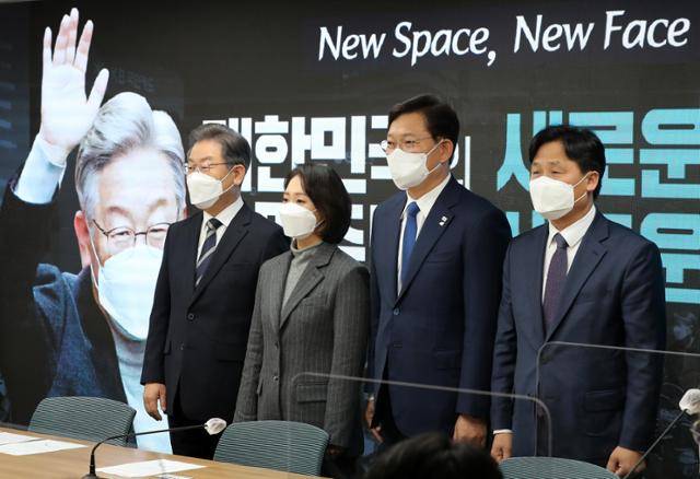 2021년 1월 이재명 당시 더불어민주당 대선 후보가 김영진(오른쪽) 당시 사무총장과 서울 여의도 중앙당사에서 열린 신임 선대위원장 인선발표 기자간담회에서 참석자들과 기념촬영을 하고 있다. 오대근 기자