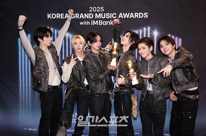 ‘2025 코리아 그랜드 뮤직 어워즈 with iM뱅크’(2025 KGMA) 첫날 아티스트데이가 14일 오후 인천 영종도 인스파이어 아레나에서 펼쳐졌다. 보이넥스트도어가 수상 후 트로피 세리머니를 하고 있다. 영종도(인천)=KGMA특별취재단/2025.11.14./