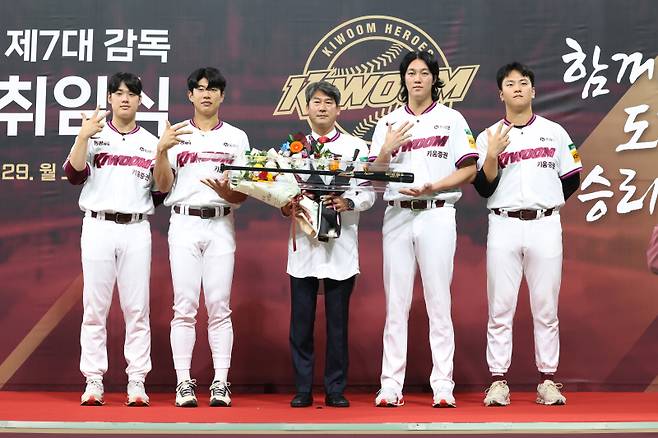 지난 9월 말 열린 설종진 감독 취임식에서 안우진(오른쪽 두 번째)과 송성문(왼쪽 두 번째)이 꽃다발과 펑고배트를 선물한 뒤 포즈를 취하고 있다. 사진=키움 히어로즈