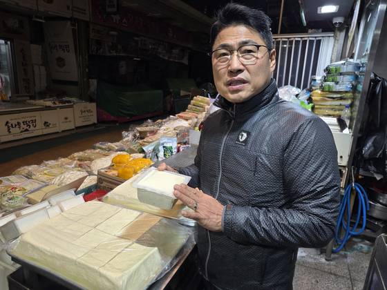 지난 19일 두부가게를 운영하는 김진철씨가 국산콩 두부 판매 현황에 대해 설명하고 있다. 최은경 기자