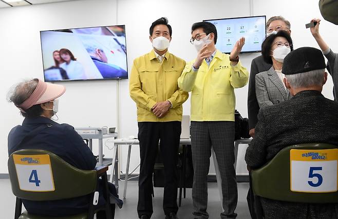2021년 코로나19 창궐 당시 협업했던 정원오(오른쪽) 성동구청장과 오세훈(왼쪽) 서울시장. 오 시장은 최근 잠재적 경쟁자인 정 구청장을 두고 “민주당 후보들 중에서 식견이 다르다”며 이례적 호평을 했다. [연합뉴스]