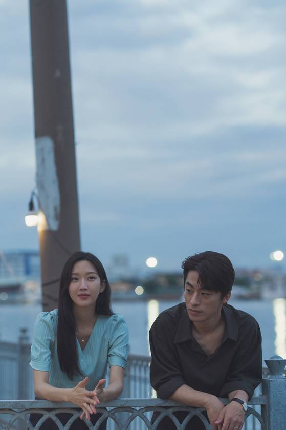 영화 '만약에 우리'에서 우연히 재회한 은호(구교환, 오른쪽)와 정원(문가영)은 뜨겁게 사랑했던 그 시절을 함께 되짚는다. 사진 쇼박스