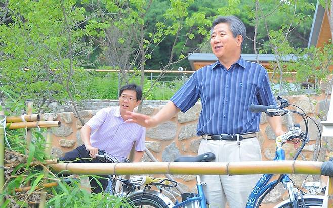 2008년 퇴임 후 김해시 진영읍 봉하마을 사저에서 지지자들과 인사를 나누는 노무현 전 대통령. 왼쪽 뒤편이 김경수 당시 비서관. [중앙포토]