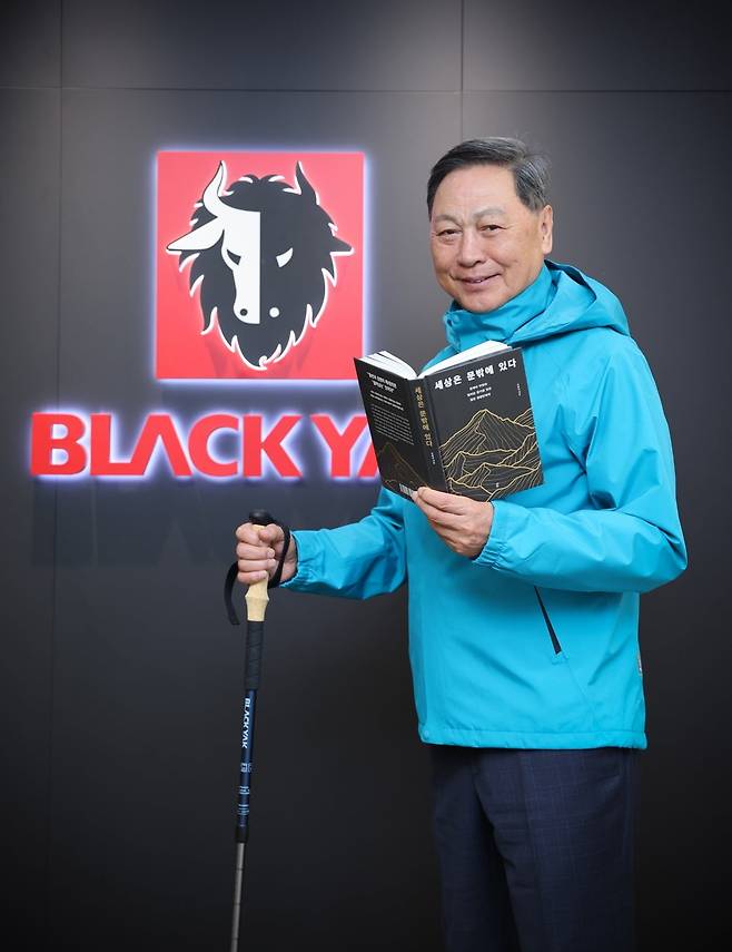 강태선 블랙야크 회장이 서울 양재동 블랙야크 본사에서 한국경제신문과 인터뷰하고 있다. 최혁 기자