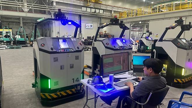 현대무벡스 직원이 무인운반차량(AGV)을 점검하고 있다./사진=현대무벡스