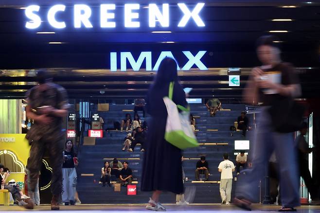 문화체육관광부(문체부)와 영화진흥위원회가 영화 관람료 6000원 할인권 잔여분 약 188만 장 재배포를 시작한 지난 9월 8일 서울의 한 영화관을 찾은 관람객들이 상영관으로 향하고 있다. /뉴스1