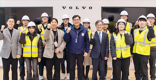 ‘볼보 뉴홈 프로젝트 3호’에 참여한 볼보그룹코리아 대학생 봉사단 ‘볼보 뉴홈 빌더즈’ 1기 학생들.  볼보그룹코리아 제공