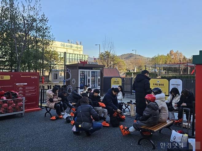 지난 22일 스타필드 고양에서 열린 로보락 아이스링크 팝업스토어에서 가족 고객들이 방문해 스케이트를 즐기고 있다. 사진=박수빈 기자