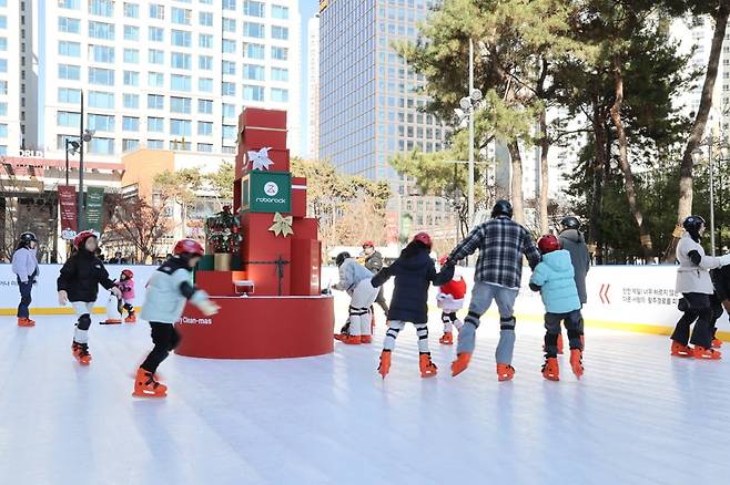 스타필드 고양에서 열린 로보락 아이스링크 팝업스토어에서 가족 고객들이 방문해 스케이트를 즐기고 있다.  사진=로보락