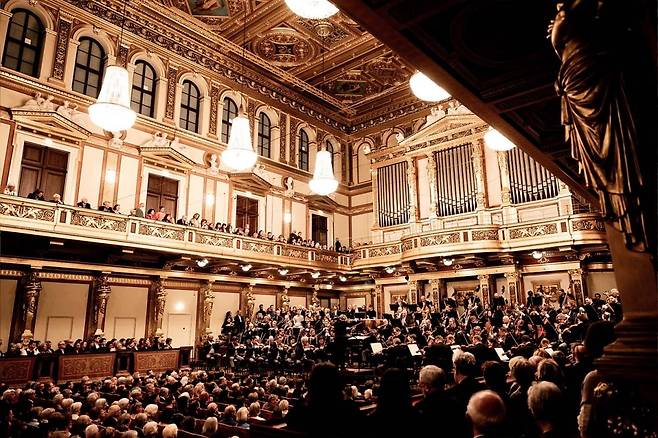 무지크페라인에서 지휘자 리카르도 무티와 빈 필하모닉 오케스트라 연주 장면. ⓒJulia Wesely