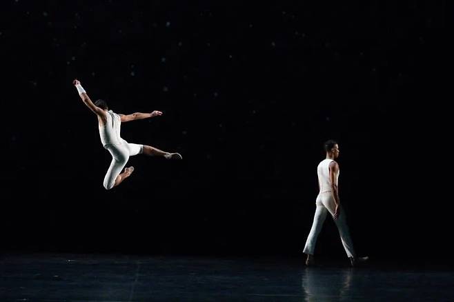 파리오페라발레단의 '콘트라스트'(Contrasts)./©Benoite Fanton