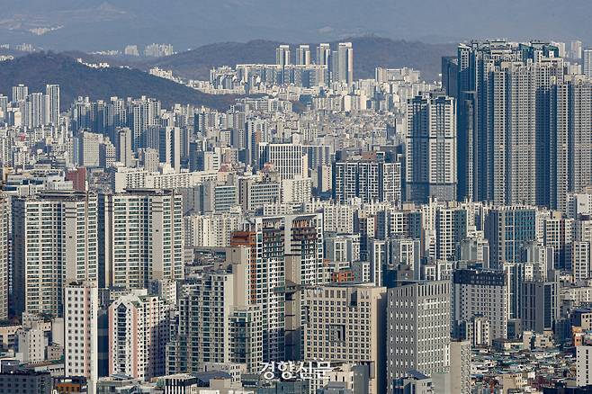 지난달 17일 서울 도심의 아파트 단지. 문재원 기자