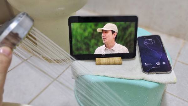 샤워할 때 욕조에 앉아서 OTT를 감상해도 편리하다. 정옥재 기자