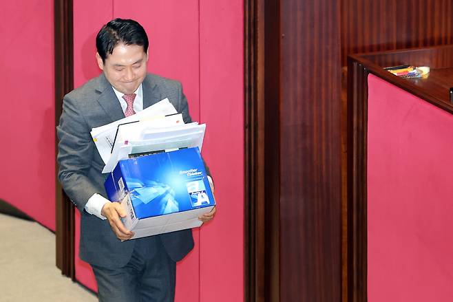 Rep. Jang Dong-hyeok leaves the podium in the main hall of the National Assembly after ending his filibuster speech Tuesday. (Yonhap)
