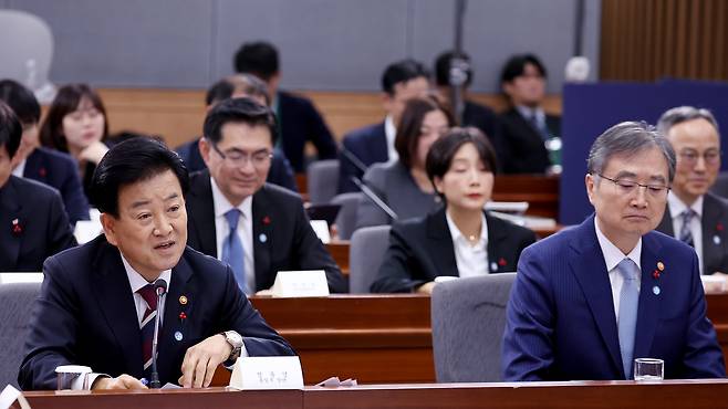 Chung Dong-young (left), minister of unification, speaks during a joint policy briefing by the Ministry of Foreign Affairs (Overseas Koreans Agency) and the Ministry of Unification at the Government Complex Seoul Annex on Dec. 19. To his right is Cho Hyun. [YONHAP]