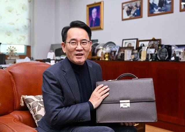 박동찬 목사가 지난 4일 경기도 고양 일산광림교회 담임목사실에서 김선도 감독의 유품인 가방을 소개하고 있다. 박 목사는 “광림교회 교역자들이 십시일반 돈을 모아 김 감독에게 선물했던 가방”이라며 “감독님이 소천하신 뒤 사모님이 내게 주신 귀중한 물건”이라고 말했다. 고양=신석현 포토그래퍼