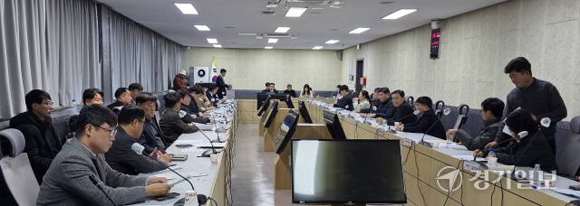 23일 오전 여주시청 상황실에서 열린 긴급 간담회에서 여주시 남한강물이용상생위원회(공동위원장 장보선·이유식 등 15명)가 회의를 열고 있다. 유진동기자