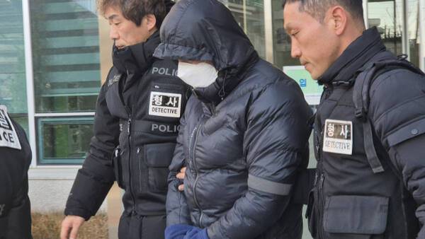 환경미화원 상대 갑질 의혹을 받는 강원 양양군 소속 7급 운전직 공무원 A씨가 5일 춘천지법 속초지원에서 열린 구속 전 피의자 심문(영장실질심사)을 마치고 나오고 있다. 연합뉴스