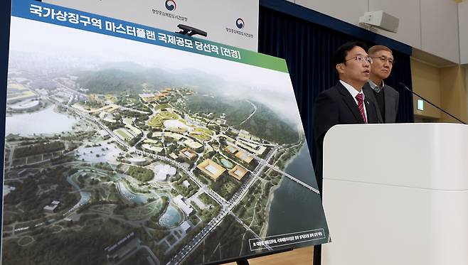 강주엽 행정중심복합도시건설청 청장이 22일 오전 세정시 정부세종청사 중앙동 브리핑실에서 국가상징구역 마스터플랜 국제공모 최종 당선작 발표를 마친 뒤 구자훈 심사위원장과 취재진의 질문에 답변하고 있다.   2025.12.22 [뉴스1]