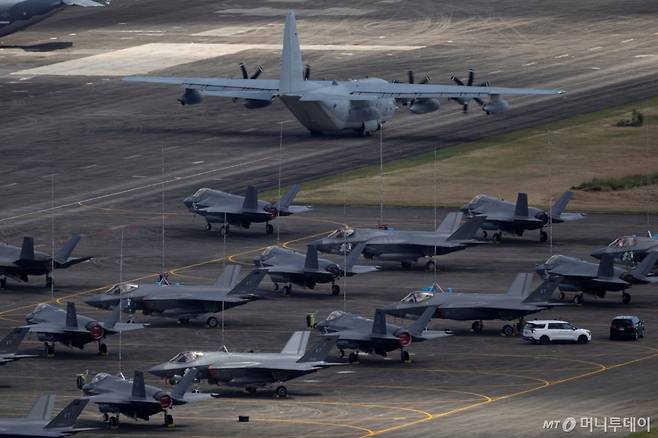 21일(현지시간) 미국령 푸에르토리코 세이바에 있는 루즈벨트로드 해군기지에서 미 해병대 KC-130J 수송기가 이륙하기에 앞서 해병대 소속 F-35B, 공군 소속 F-35A 전투기를 지나 이동하고 있다.   /세이바(푸에르토리코)로이터=뉴스1