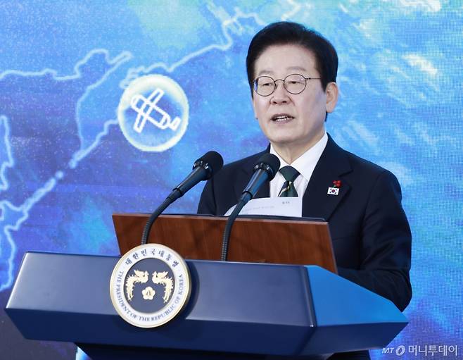 [부산=뉴시스] 최동준 기자 = 이재명 대통령이 23일 부산 동구 해양수산부 청사에서 열린 개청식에서 축사를 하고 있다. 2025.12.23. photocdj@newsis.com /사진=최동준