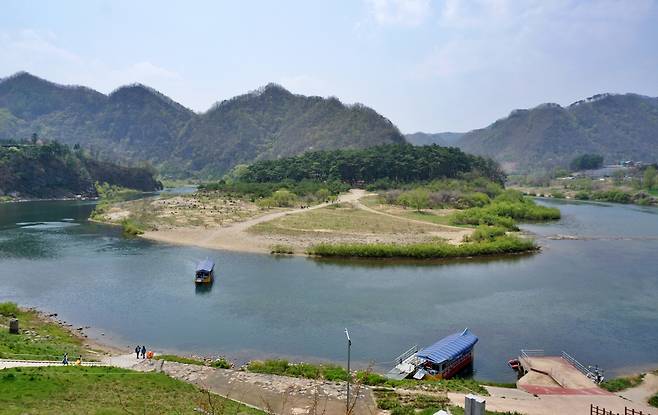 단종이 갇혀 있던 청령포.