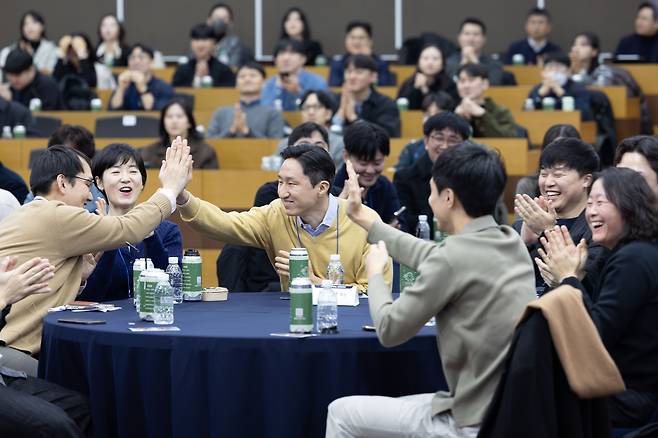 정기선(가운데)  HD현대 회장이 23일 울산 HD현대중공업 인재교육원에서 열린 MZ 직원들과 기업문화 개선 아이디어 공유회 ‘하이파이브 데이’에 참석했다. [HD현대 제공]