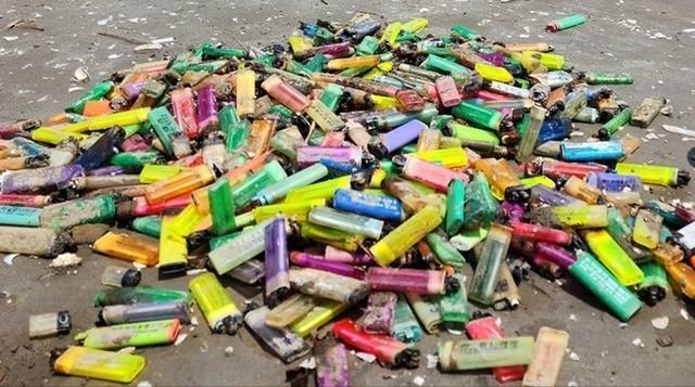가득 쌓인 라이터 쓰레기.[헤럴드DB]