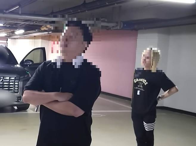 유튜브 채널 ‘정배우’ 제작진이 경찰과 실랑이하는 상황. [출처 : 유튜브 채널 ‘정배우’]