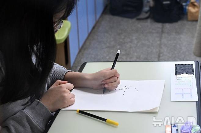[서울=뉴시스] 사진공동취재단 = 2026학년도 대학수학능력시험(수능)일인 11월 13일 오전 서울 광진구 광남고등학교에서 수험생들이 시험 시작을 기다리며 컴퓨터용 사인펜 마킹 연습을 하는 모습 2025.11.13. photo@newsis.com