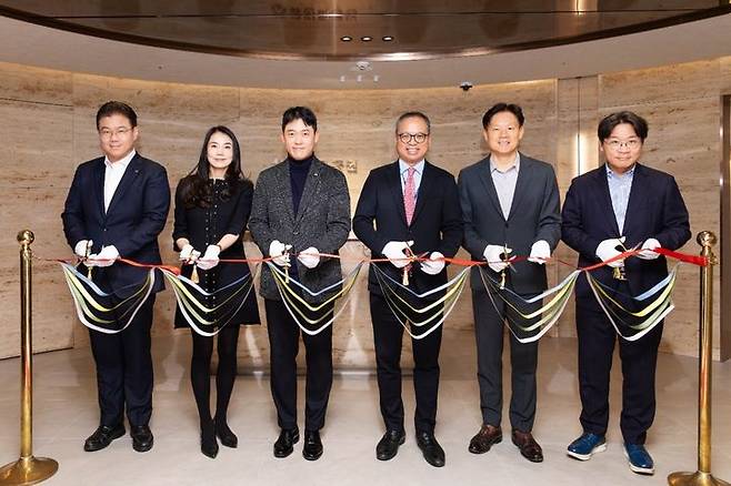 (왼쪽부터)김봉균 리테일전략본부장, 최은정 W Prestige 강남센터 부센터장, 박세진 W Prestige 강남센터 센터장, 뤄즈펑 대표이사, 신남석 리테일사업부문대표, 권동훈 본부장. (사진=유안타증권) *재판매 및 DB 금지