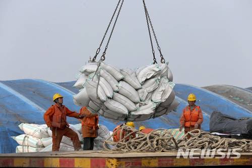 [난퉁=AP/뉴시스] 중국 장쑤성 난퉁 항구에서 미국산 대두를 하역하고 있다. 자료사진. 2025.12.23