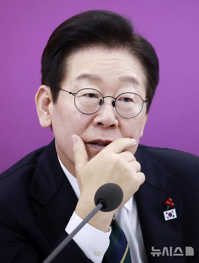 [부산=뉴시스] 최동준 기자 = 이재명 대통령이 23일 부산 동구 해양수산부 청사에서 열린 해수부 업무보고에서 발언하고 있다. 2025.12.23. photocdj@newsis.com