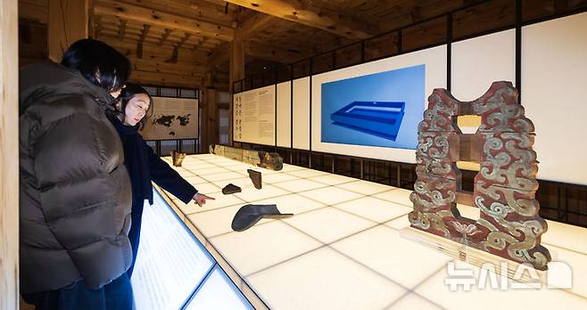 [서울=뉴시스] 김선웅 기자 = 23일 서울 종로구 계조당에서 '돌아온 관월당 : 시간을 걷다' 특별전시 개막을 하루 앞두고 관월당 부재가 전시돼있다.국가유산청과 국외소재문화유산재단은 광복 80주년을 기념해 24일부터 경복궁 계조당에서 '돌아온 관월당 : 시간을 걷다' 특별전을 개최한다. 관월당은 조선 후기에 만들어진 왕실 관련 사당 추정 목조 건축물이다. 일제강점기에 일본으로 반출돼 도쿄를 거쳐 가마쿠라시 소재 사찰 고덕원 경내에 약 100년간 머물렀으며 지난 6월 고덕원 주지 사토 다카오의 기증으로 약 100년 만에 환수됐다. 전시에서는 관월당의 종량, 대공, 초엽 등 부재가 공개된다. 2025.12.23. mangusta@newsis.com