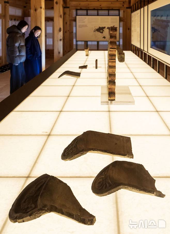 [서울=뉴시스] 김선웅 기자 = 23일 서울 종로구 계조당에서 '돌아온 관월당 : 시간을 걷다' 특별전시 개막을 하루 앞두고 관월당 부재가 전시돼있다.국가유산청과 국외소재문화유산재단은 광복 80주년을 기념해 24일부터 경복궁 계조당에서 '돌아온 관월당 : 시간을 걷다' 특별전을 개최한다. 관월당은 조선 후기에 만들어진 왕실 관련 사당 추정 목조 건축물이다. 일제강점기에 일본으로 반출돼 도쿄를 거쳐 가마쿠라시 소재 사찰 고덕원 경내에 약 100년간 머물렀으며 지난 6월 고덕원 주지 사토 다카오의 기증으로 약 100년 만에 환수됐다. 전시에서는 관월당의 종량, 대공, 초엽 등 부재가 공개된다. 2025.12.23. mangusta@newsis.com