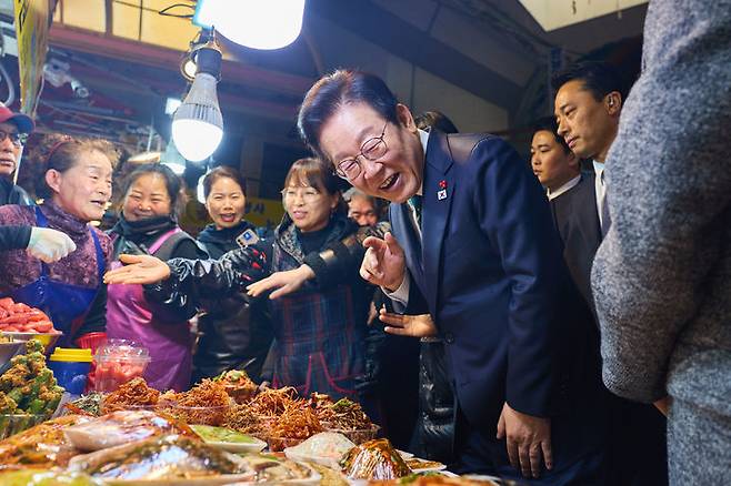 [서울=뉴시스] 이재명 대통령이 23일 부산진구 부전시장을 방문해 상인들과 만나 대화를 나누고 있다. (사진=대통령실 제공) 2025.12.23. photo@newsis.com *재판매 및 DB 금지